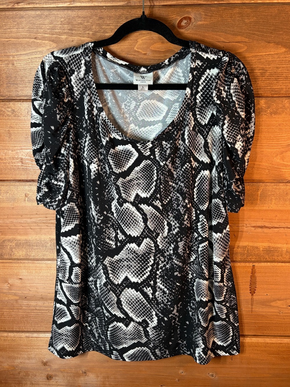 Worthington Black & White Snake Print Scoop Neck Top Size Large 💕🖤